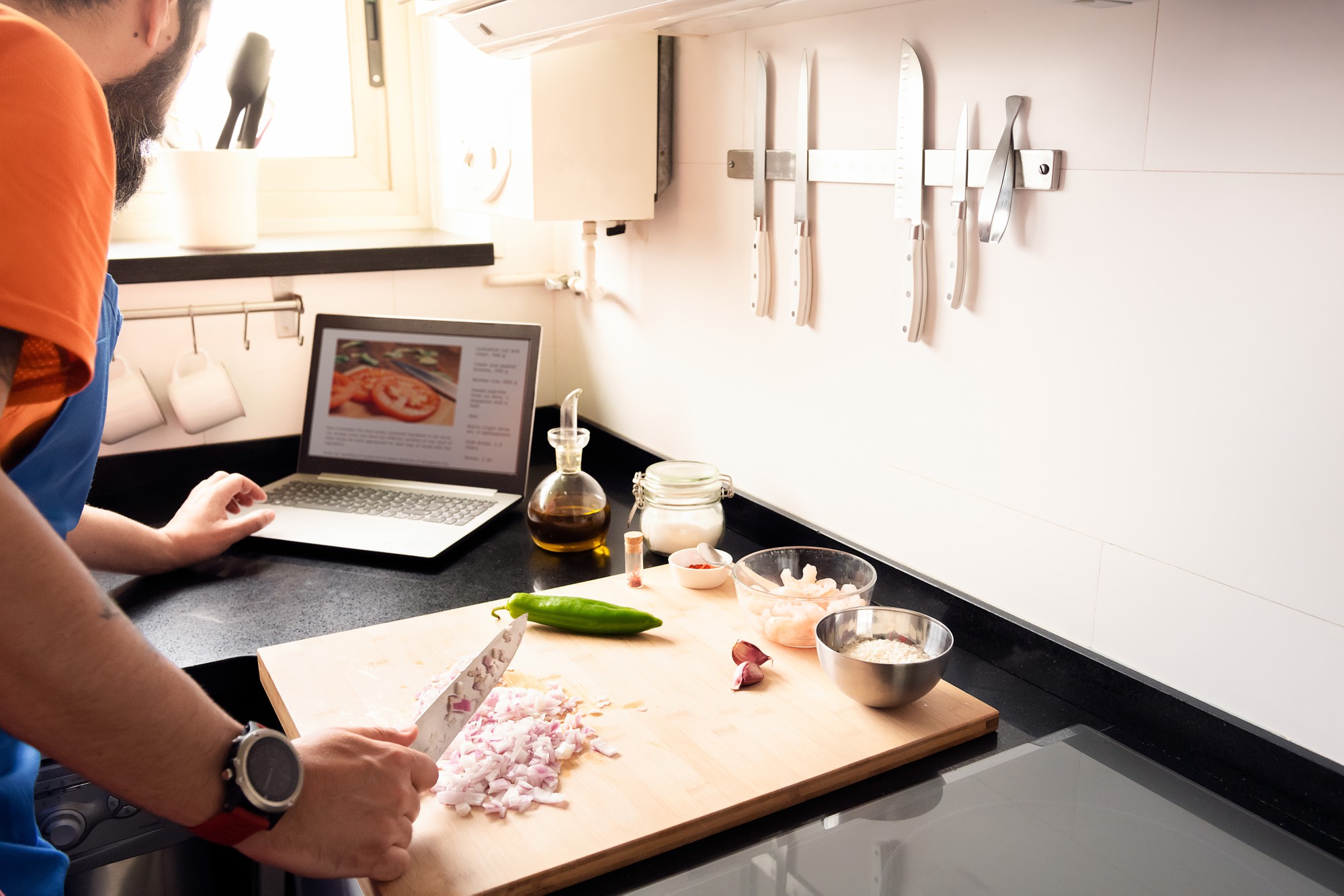 Interno cucina didattica con attrezzature ordinate