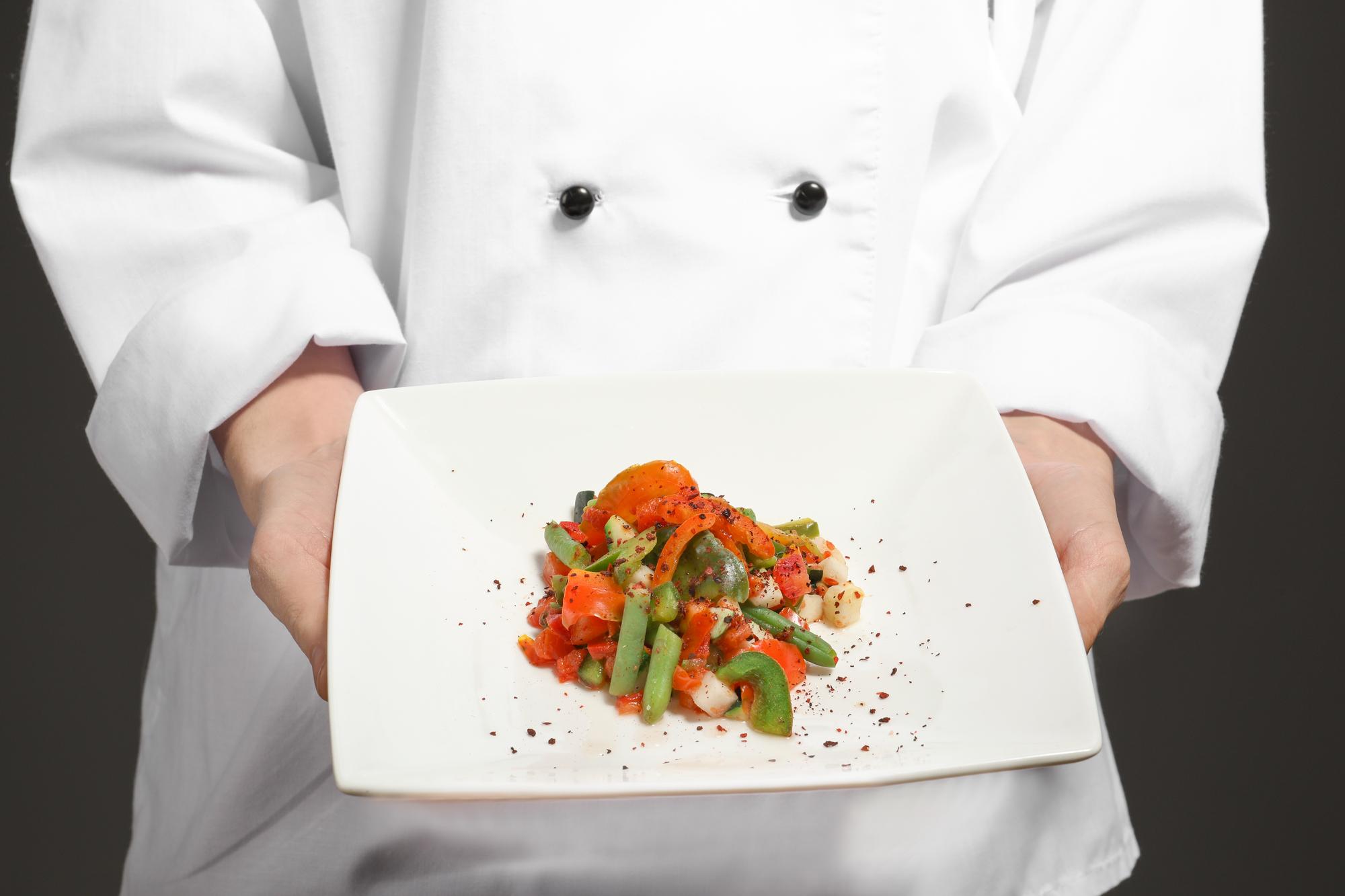 Chef che impiatta con calma editoriale